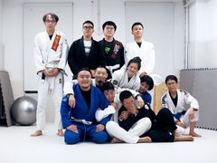 -菠萝格斗巴西柔术训练馆