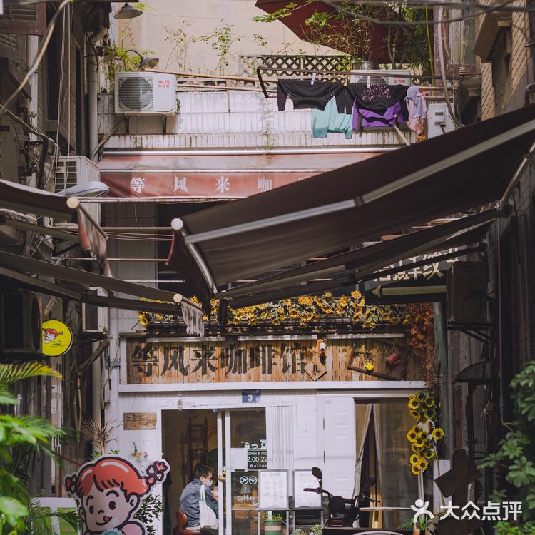 热闹的江汉路步行街背面，一墙之隔的上海村旧址 