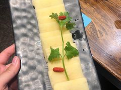 -老牌坊云南鱼豆花火锅(哈西万达店)
