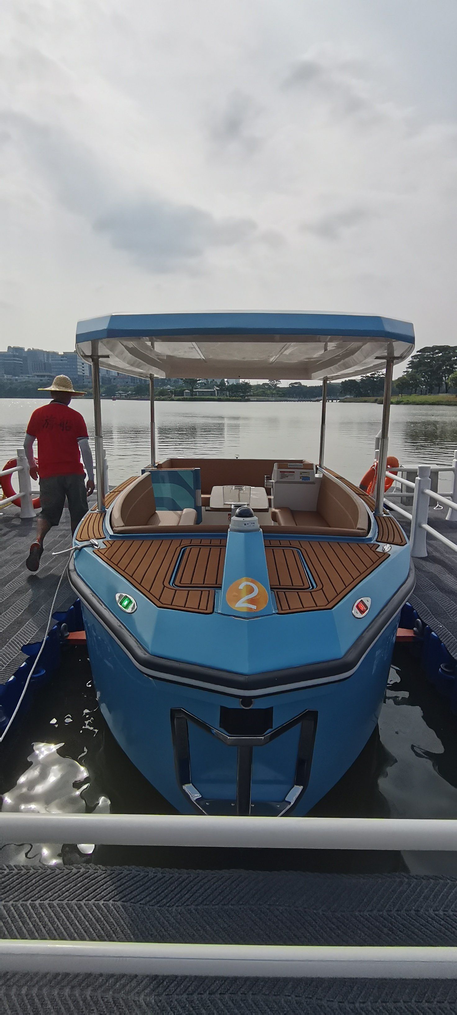 游艇湖面悠闲行