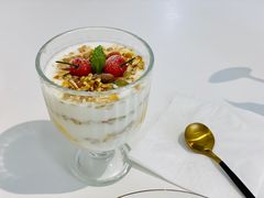 酸奶燕麦水果杯-露露家咖啡店