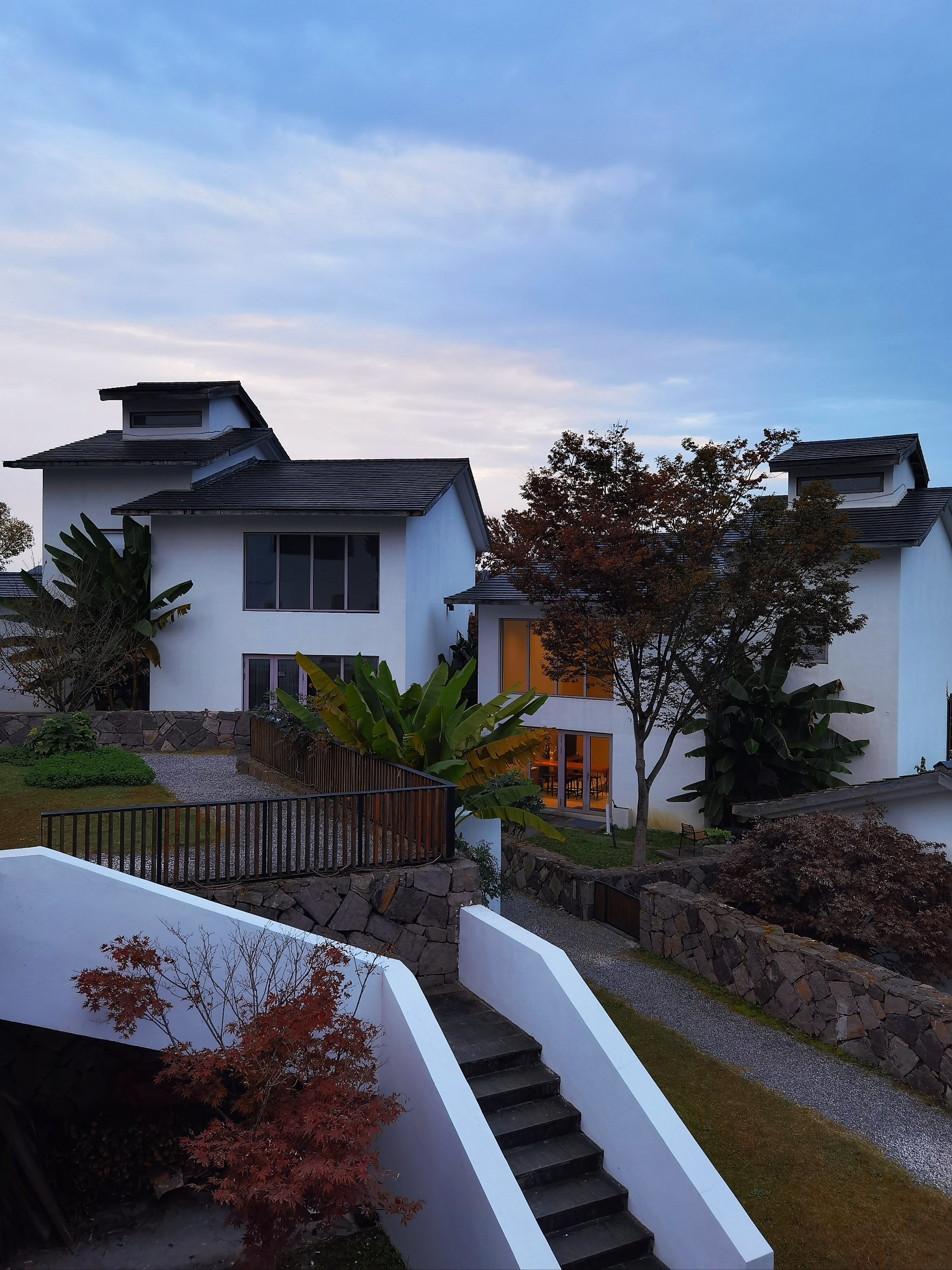 被红彤彤柿果包围的高颜值民宿,满屏都是柿柿如意的吉祥