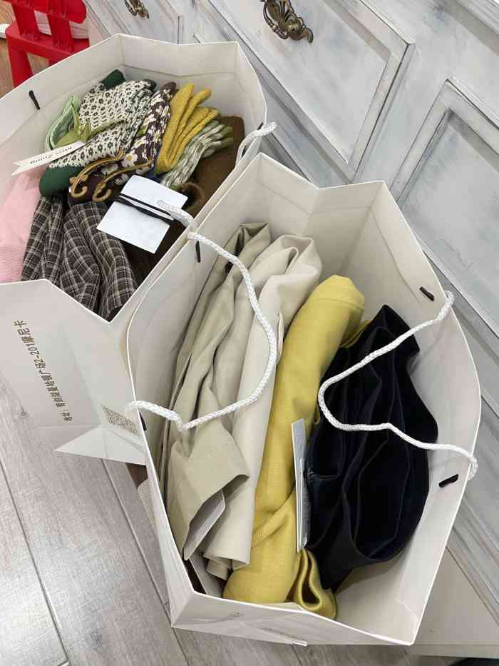 打分 衣服美美哒,老板娘美美哒,每次都能满载而归,女人只要买新衣服