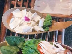 -老牌坊云南鱼豆花火锅(哈西万达店)
