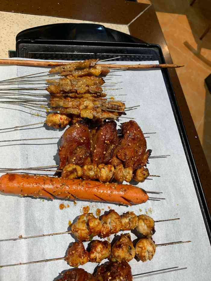 喜子烧烤(东升店)-"逛街走累了歇会儿还行,不知道为啥那么火.