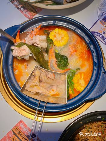 生蚝，鱼，真的很新鲜，虾还是活蹦乱跳的，很嫩