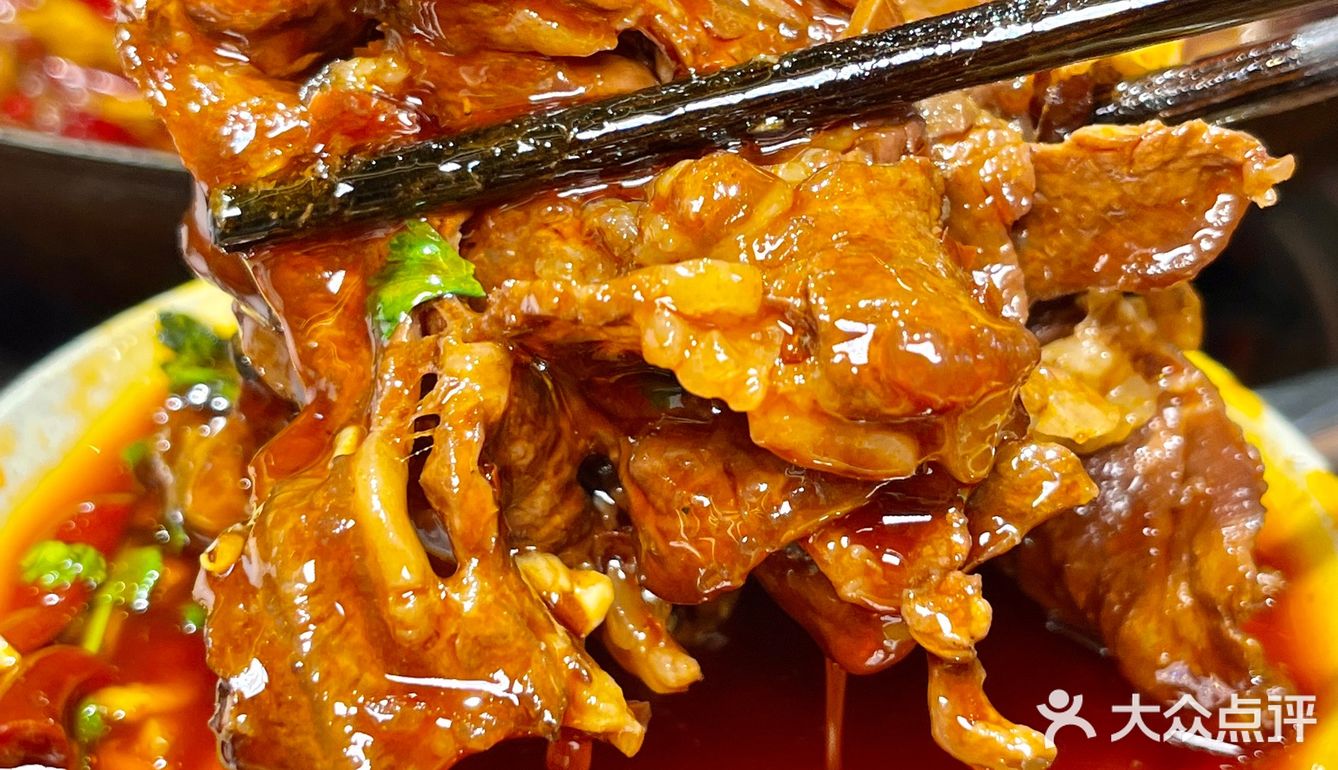 成都！老外冒雨来吃的社区火锅！现切牛肉9.9
