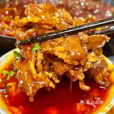 成都！老外冒雨来吃的社区火锅！现切牛肉9.9