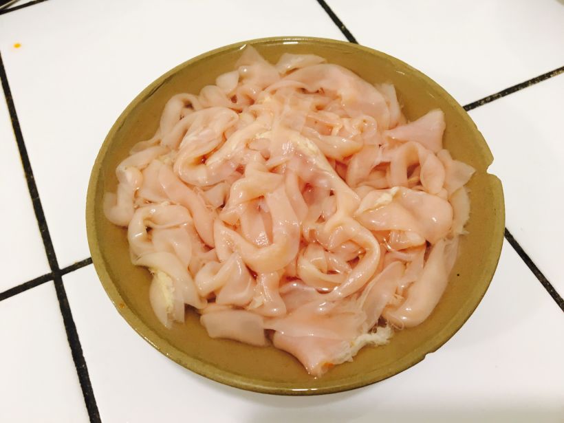 但里面以脆香好吃的哟,巴适 鲜鸭肠 虽然没有夸张的摆放 简单的土碗也