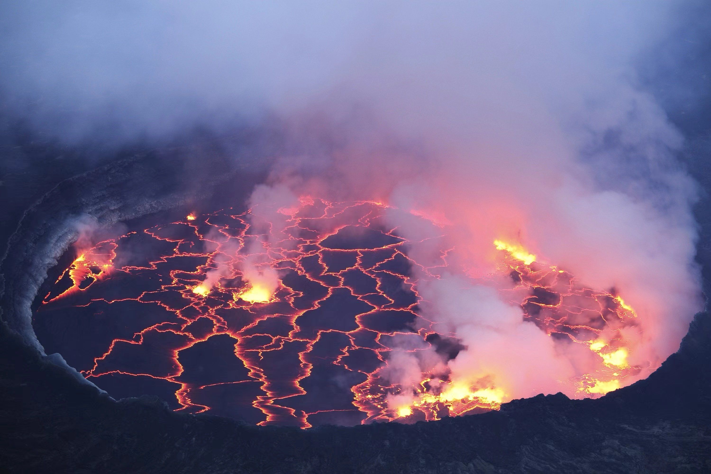 底部有熔岩平台和熔岩湖,是非洲最危险的火山之一