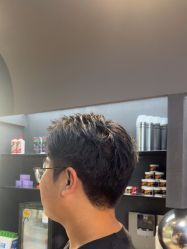 -一家只做男发烫染的店