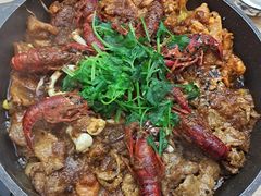 小龙虾牛鱿鲜焖锅-小鳌陪你小排档·四季小龙虾·田鸡·宵夜(中央第五街店)