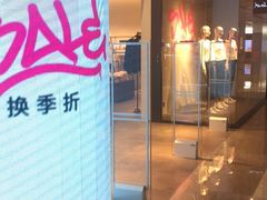 -URBAN REVIVO(高德置地广场·春广场店)