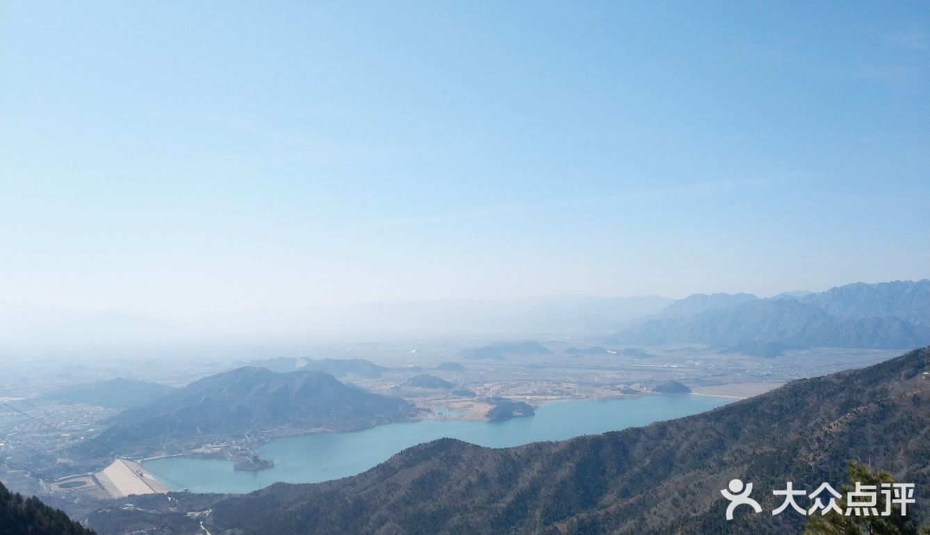 偶然间发现，莽山公园和天池相邻，而且还相通