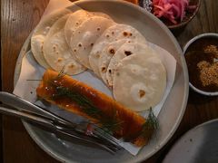 烟熏三文鱼配烤饺子皮和芥末籽酱-BOR Eatery(安福路店)