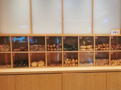 面包甜点陈列柜-炖物24章·顺时轻养茶(黄龙店)