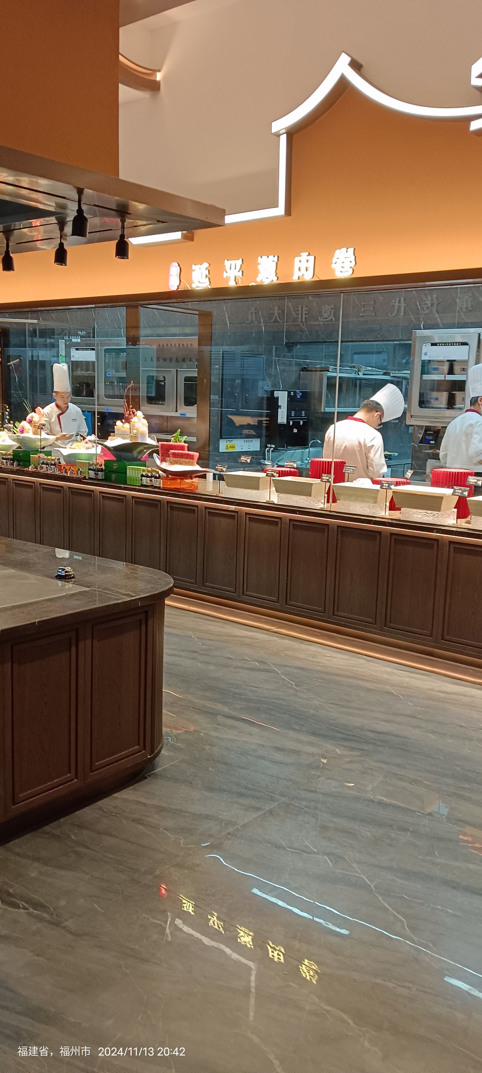 环境优美,服务热情,各色菜肴品类众多,材