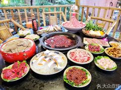 -茅草房·河畔园林火锅