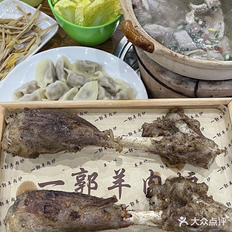 这家人气在武林夜市蛮高的 店外面一排锅在炖羊肉