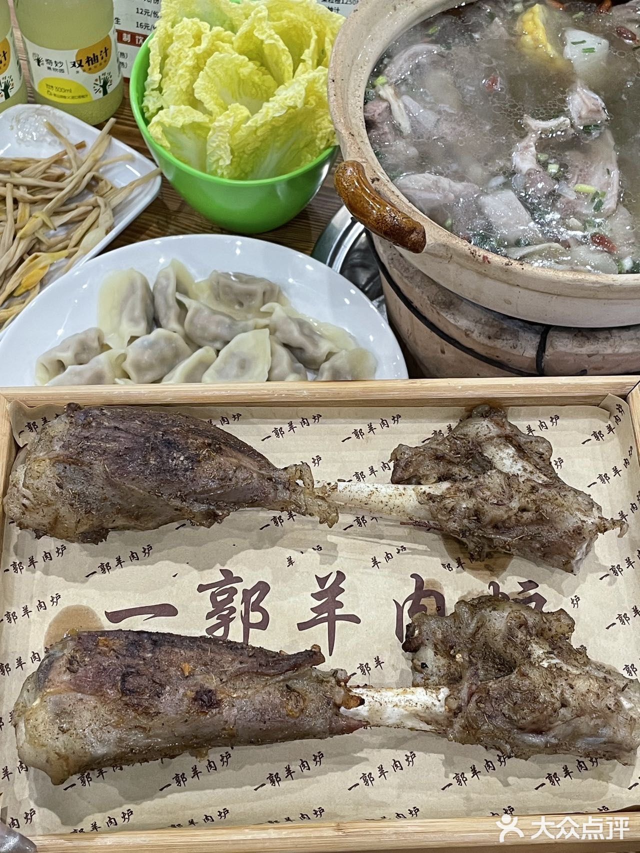 这家人气在武林夜市蛮高的 店外面一排锅在炖羊肉