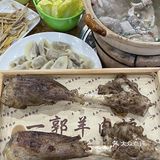 这家人气在武林夜市蛮高的 店外面一排锅在炖羊肉