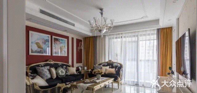 128平现代风三居室，卫生间是以墨绿色地墙砖为主，非常舒适