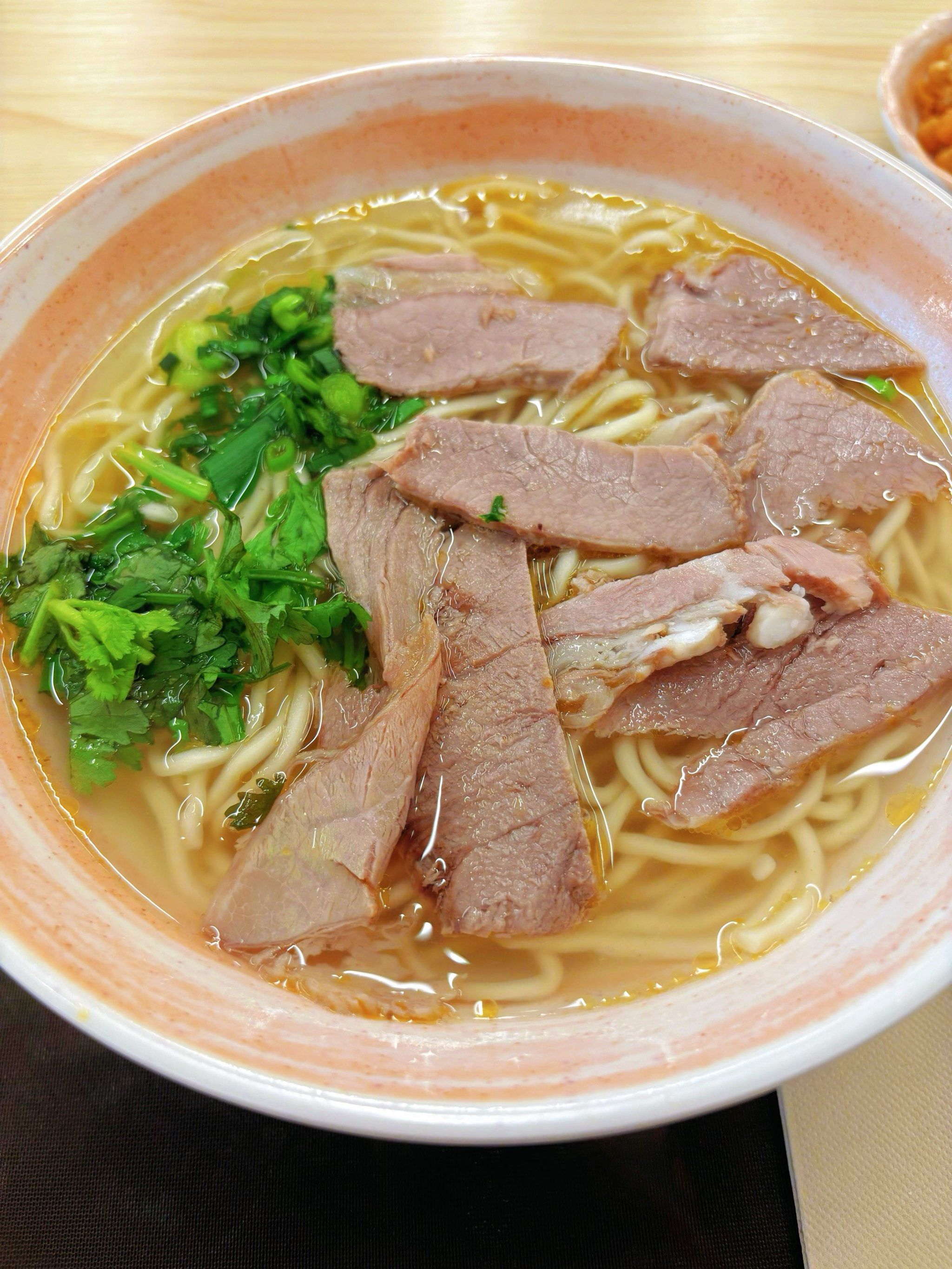 主打不是以前的红烧牛肉面了,来这里吃了个牛骨原汤牛肉面,牛肉给的不