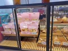面包甜点陈列柜-顶东面包花园·生日蛋糕(世博店)