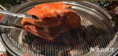 今天卖鱼的招牌海鳗，端上桌来还特别鲜活，还会动