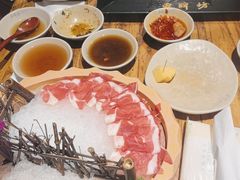 -老牌坊云南鱼豆花火锅(爱建店)