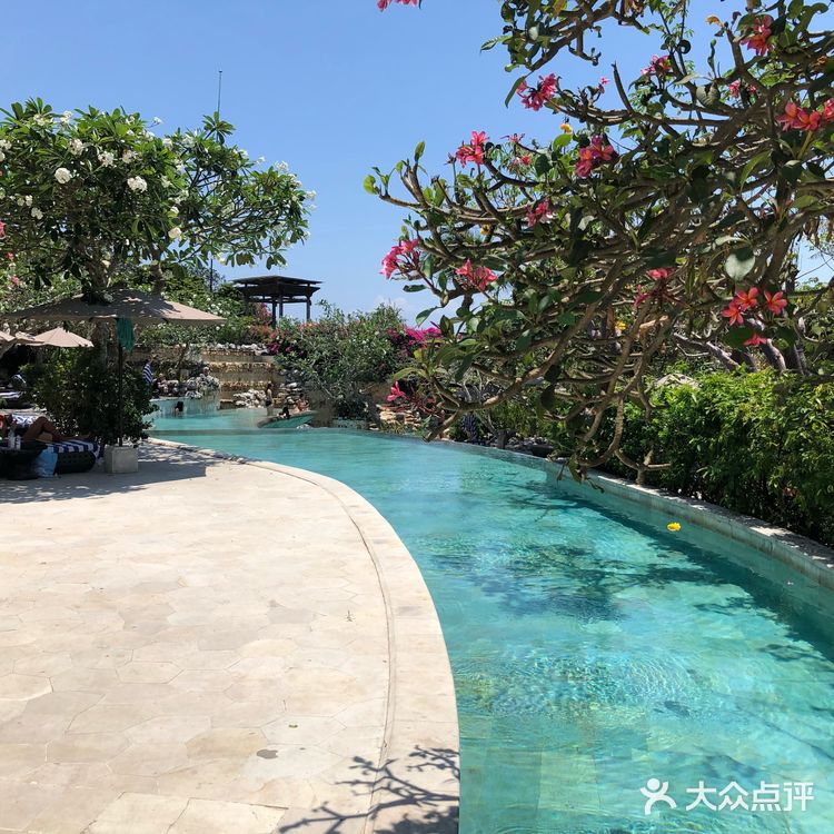 当地的网红酒店了，在酒店内完全可以不出门吃完好几天