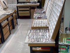 -美式眼镜·授权蔡司.依视路.尼康.豪雅.明月(人民广场店)