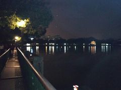 晚上看到远处的西湖游船-西湖游船