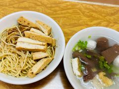 -松树干拌面店
