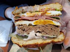 双蛋指椒牛肉汉堡-魏斯理汉堡(西安沣东吾悦店)