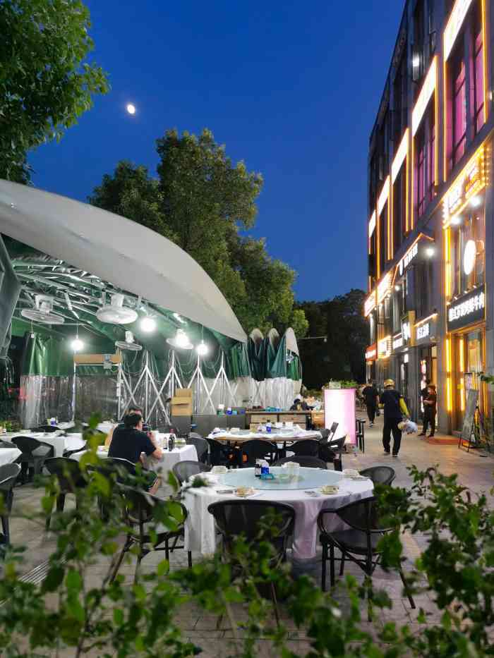 康康谷美食城-"朋友住在附近聚会去的.那边吃夜宵为主. .