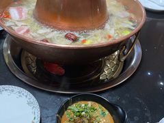 -果松木炭酸菜铜火锅·外婆参鸡汤