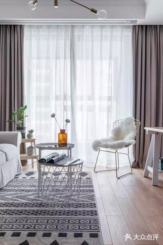 墙面用的经典款白色面包砖搭配浅水泥色地砖