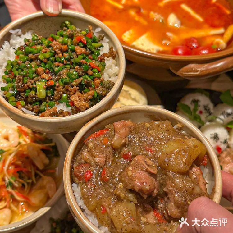 完胜火烧云的云南菜！！圣诞氛围感太浓！！