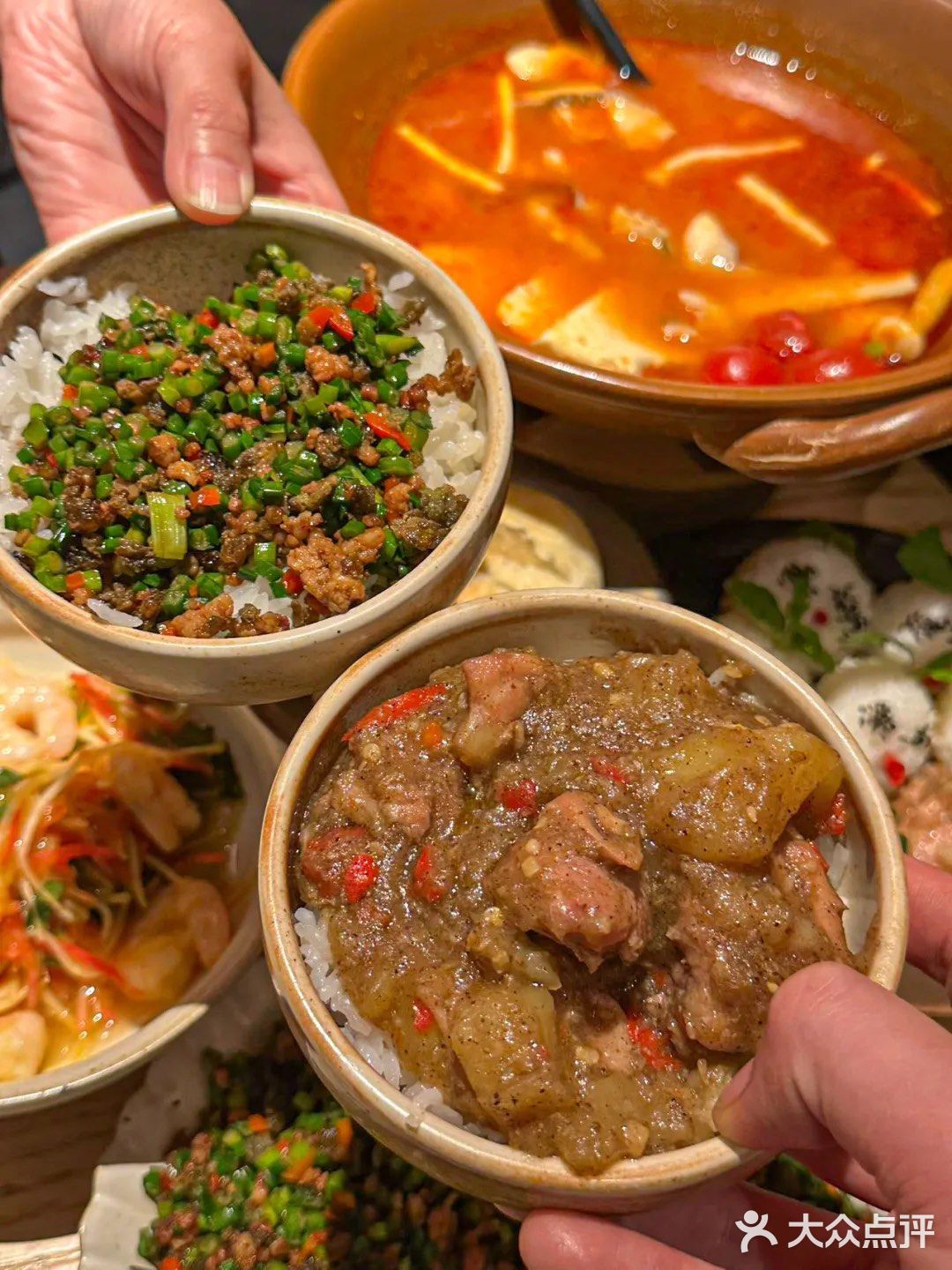 完胜火烧云的云南菜！！圣诞氛围感太浓！！