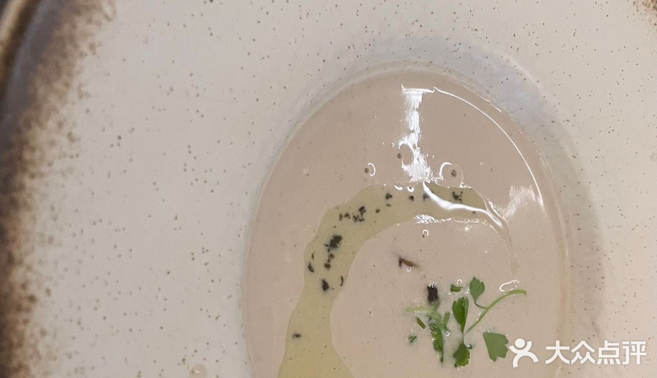 辣椒是炒的特别扁，茄条外酥里嫩，茄条是甜辣的味道