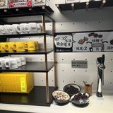 是一个适合年轻人的店。跟女朋友来吃饭很适合打卡留念奥