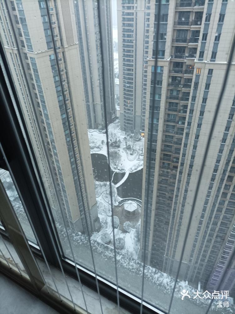 火车窗外雪景图片