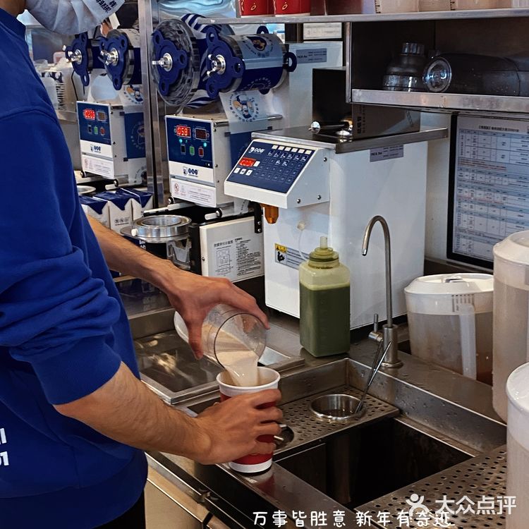 这家新开的奶茶店！新年竟然送钱？！