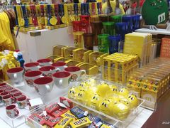 -m豆巧克力世界(上海世茂广场店)