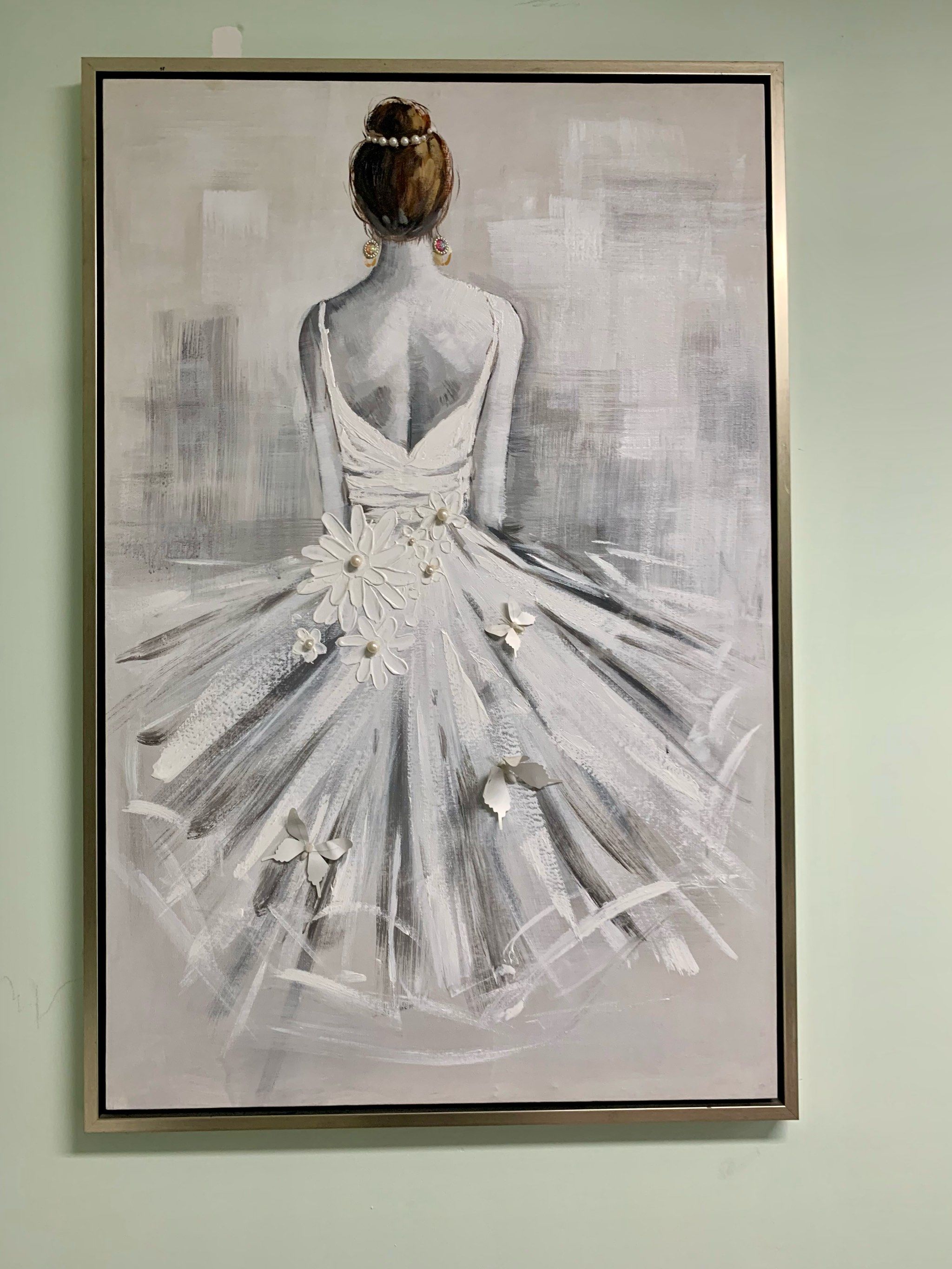 内隐藏着这么一间美容店,老板是美院毕业的,进门就看到好几幅自创油画