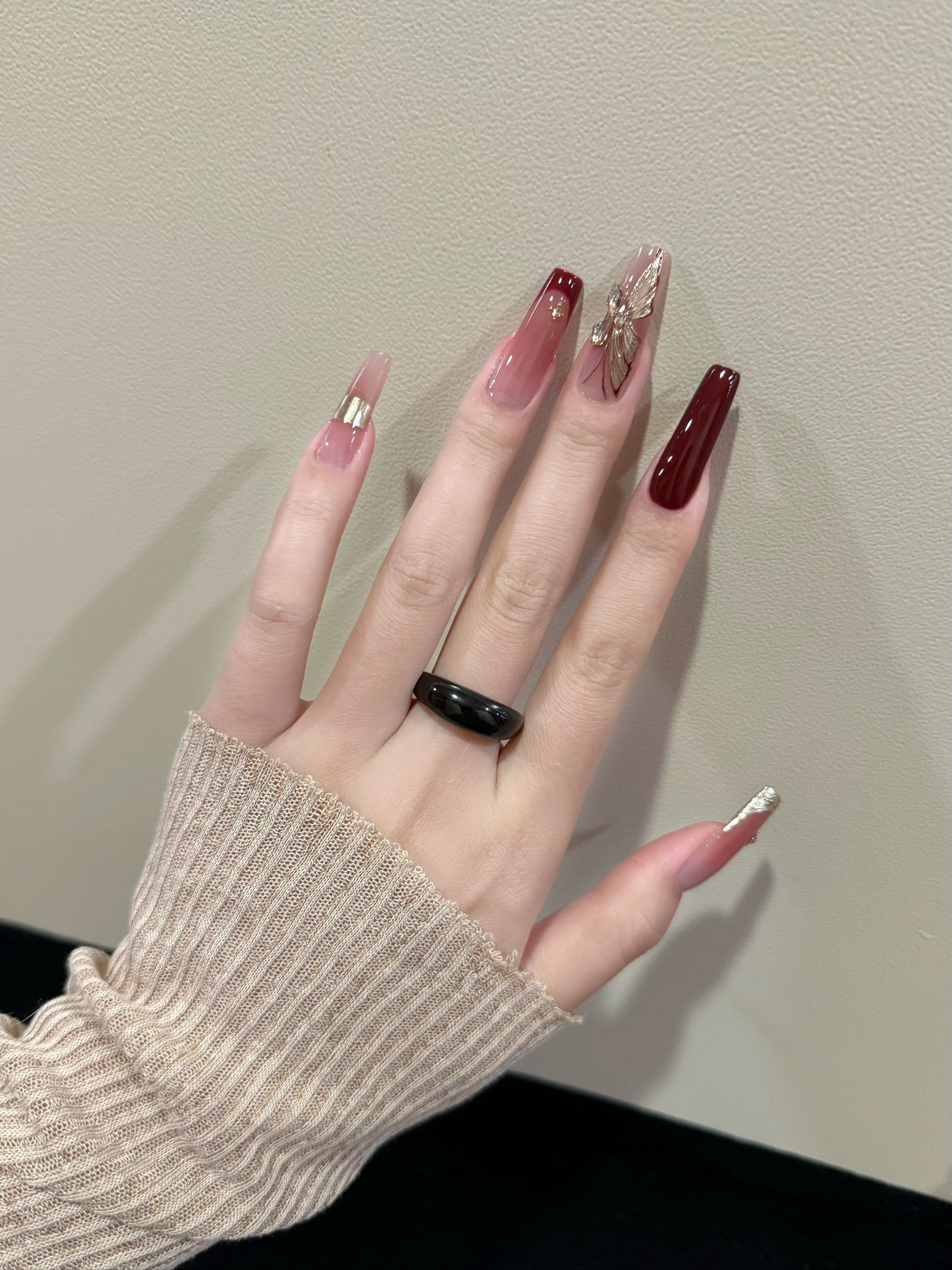 ♥♩ 新年红色浅金蝴蝶美甲款式,美到窒息!