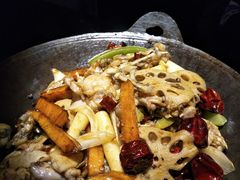 泥炉碳锅牛蛙-西街夜油条·麻团包乌饭