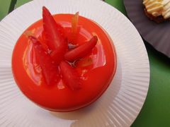 葡萄柚草莓萨伐仑松饼-潮一不贰·法式甜品·生日蛋糕·西式简餐(外滩店)