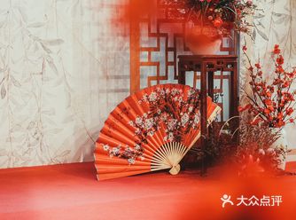 整场婚礼的布置采用了素雅的“宣纸色”和红色作为主色